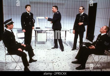 derek Thompson (P.C. Jamieson), Phil Smeeton (P. C. Simon), Robert Stephens (Commander Westwich), Leonard Fenton (Chief Superintendent Feaver), Bill Stewart (Sergeant Harris) in W.C.P.C. von Nigel Williams im Half Moon Theatre, London E1 29/04/1982 Design: David Fielding Beleuchtung: Andy Phillips Choreographer: Pauline Brighton Stockfoto