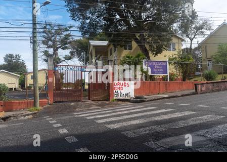 High School für Mädchen, St. John's ist die Hauptstadt und größte Stadt von Antigua und Barbuda in der Karibik Stockfoto