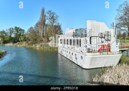 Die weiße Lackierung auf der Arche, einem Boot, das in ein veganes Café und eine Bar am Fluss Nene in Northampton, England, umgewandelt wurde. Stockfoto