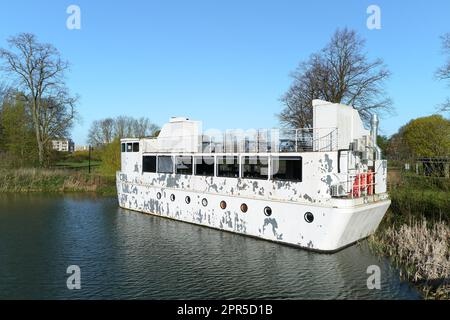 Die weiße Lackierung auf der Arche, einem Boot, das in ein veganes Café und eine Bar am Fluss Nene in Northampton, England, umgewandelt wurde. Stockfoto