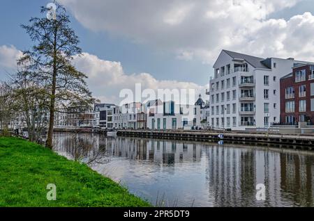Maarssen, Niederlande, 9. April 2023: Neues Stadtviertel am Ufer des Flusses Vecht Stockfoto