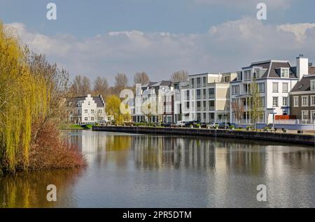 Maarssen, Niederlande, 9. April 2023: Neues Viertel mit Architektur im Retro-Stil am Ufer des Flusses Vecht Stockfoto