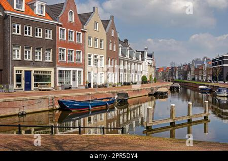 Maarssen, Niederlande, 9. April 2023: Neu geschaffener Kanal mit traditionellen Backsteinhäusern an einem sonnigen Tag im Frühling Stockfoto