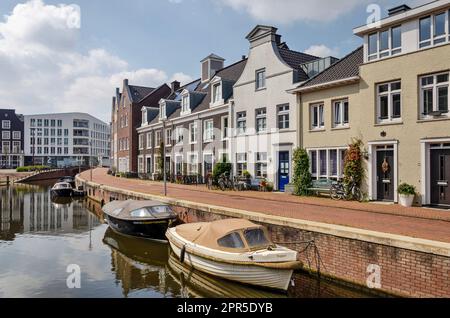 Maarssen, Niederlande, 9. April 2023: Leicht geschwungener Kanal mit Schlaufen und Kanalhäusern im traditionellen Stil Stockfoto