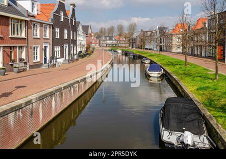 Maarssen, Niederlande, 9. April 2023: canal in a New area, Sloops and Canal Houses, Brick Quay and Grassy Piste Stockfoto
