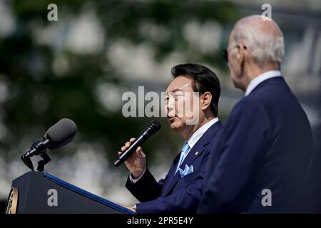 Washington, Usa. 26. April 2023. Yoon Suk Yeol, Präsident Südkoreas, spricht bei einer Ankunftszeremonie während eines Staatsbesuchs mit US-Präsident Joe Biden auf dem südlichen Rasen des Weißen Hauses mit in Washington, DC, USA, am Mittwoch, den 26. April, 2023. Die USA werden die Abschreckung, die sie Südkorea gegen nukleare Bedrohungen gewähren, verstärken und sich von Seoul die Zusage sichern, ihre Zusagen einzuhalten, ihr eigenes Atomwaffenarsenal nicht zu verfolgen. Foto von Al Drago/Pool/ABACAPRESS.COM Guthaben: Abaca Press/Alamy Live News Stockfoto