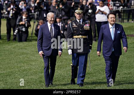 Washington, Usa. 26. April 2023. US-Präsident Joe Biden, Left, und Yoon Suk Yeol, Südkoreas Präsident, Right, bei einer Ankunftszeremonie während eines Staatsbesuchs auf dem südlichen Rasen des Weißen Hauses in Washington, DC, USA, am Mittwoch, den 26. April, 2023. Die USA werden die Abschreckung, die sie Südkorea gegen nukleare Bedrohungen gewähren, verstärken und sich von Seoul die Zusage sichern, ihre Zusagen einzuhalten, ihr eigenes Atomwaffenarsenal nicht zu verfolgen. Foto von Al Drago/Pool/ABACAPRESS.COM Guthaben: Abaca Press/Alamy Live News Stockfoto
