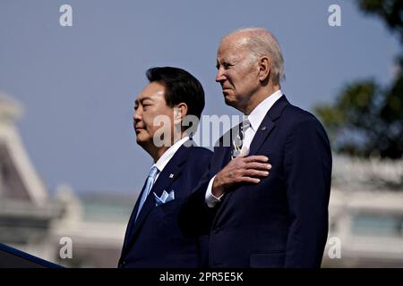 Washington, Usa. 26. April 2023. US-Präsident Joe Biden, rechts, und Yoon Suk Yeol, Präsident Südkoreas, bei einer Ankunftszeremonie während eines Staatsbesuchs mit dem südlichen Rasen des Weißen Hauses in Washington, DC, USA, am Mittwoch, den 26. April, 2023. Die USA werden die Abschreckung, die sie Südkorea gegen nukleare Bedrohungen gewähren, verstärken und sich von Seoul die Zusage sichern, ihre Zusagen einzuhalten, ihr eigenes Atomwaffenarsenal nicht zu verfolgen. Foto von Al Drago/Pool/ABACAPRESS.COM Guthaben: Abaca Press/Alamy Live News Stockfoto