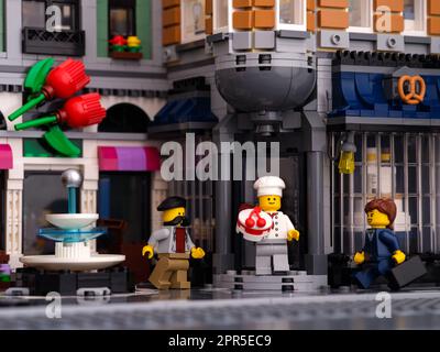 Tambov, Russische Föderation - 07. Januar 2023 Ein Lego City Square. Ein Lego-Konditor mit einem Kuchen, der vor der Tür einer Bäckerei, eines Malers und steht Stockfoto