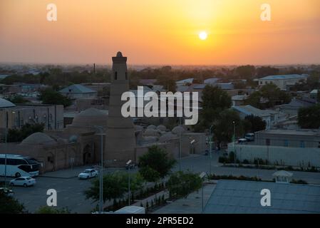 KHIVA, USBEKISTAN - 06. SEPTEMBER 2022: Sonnenuntergang über der Altstadt. Khiva, Usbekistan Stockfoto