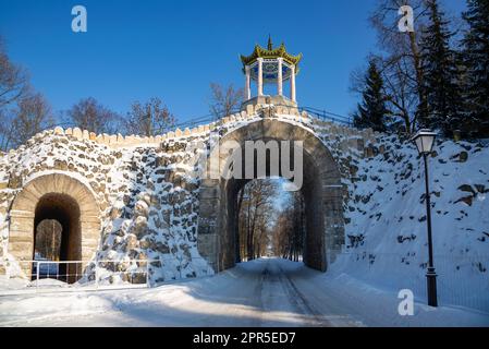 Die alte Bolschoy-Kapriz-Brücke an einem Wintertag. Tsarskoye Selo (Puschkin), Russland Stockfoto