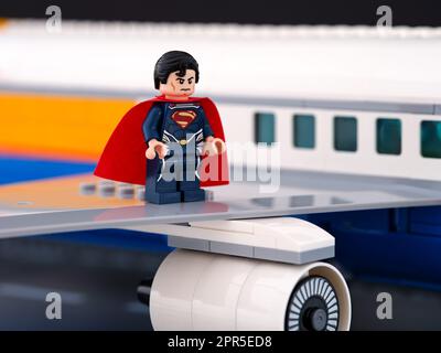 Tambov, Russische Föderation - 18. Februar 2023 Lego Superman Minifigure steht auf dem Flügel eines Lego Passagierflugzeugs Stockfoto