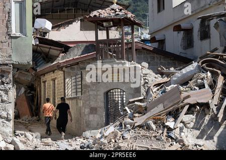 Antakya, Türkei. 26. April 2023. Zwei Männer in den Trümmern der Altstadt von Antakya. Offiziellen Zahlen zufolge wurden beim Erdbeben im Februar 6 mehr als 50.000 Menschen getötet. Kredit: Boris Roessler/dpa/Alamy Live News Stockfoto
