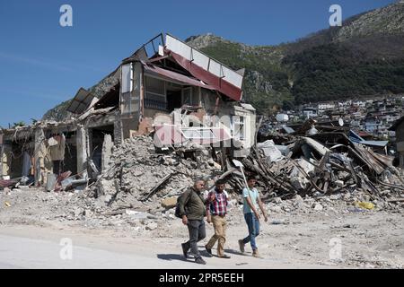 Antakya, Türkei. 26. April 2023. Die Bewohner gehen mit einer Schaufel an Schutt in der Altstadt von Antakya vorbei. Offiziellen Zahlen zufolge wurden bei dem Beben am 6. Februar mehr als 50.000 Menschen getötet. Kredit: Boris Roessler/dpa/Alamy Live News Stockfoto
