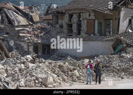 Antakya, Türkei. 26. April 2023. Zwei Frauen gehen an zerstörten Häusern in Antakya entlang. Offiziellen Zahlen zufolge wurden bei dem Beben am 6. Februar mehr als 50.000 Menschen getötet. Kredit: Boris Roessler/dpa/Alamy Live News Stockfoto