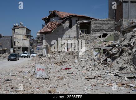 Antakya, Türkei. 26. April 2023. Der ehemalige Boulevard in der Altstadt von Antakya ist ein Bild der Zerstörung. Offiziellen Zahlen zufolge wurden bei dem Beben am 6. Februar mehr als 50.000 Menschen getötet. Kredit: Boris Roessler/dpa/Alamy Live News Stockfoto