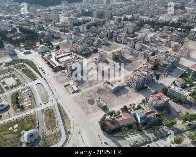 Antakya, Türkei. 26. April 2023. Das Luftfoto zeigt Bereiche im Zentrum von Antakya, die bereits von Trümmern befreit wurden. Offiziellen Zahlen zufolge wurden beim Erdbeben im Februar 6 mehr als 50.000 Menschen getötet. Kredit: Boris Roessler/dpa/Alamy Live News Stockfoto
