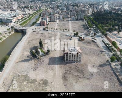 Antakya, Türkei. 26. April 2023. Das Luftfoto zeigt Bereiche im Zentrum von Antakya, die bereits von Trümmern befreit wurden. Offiziellen Zahlen zufolge wurden beim Erdbeben im Februar 6 mehr als 50.000 Menschen getötet. Kredit: Boris Roessler/dpa/Alamy Live News Stockfoto