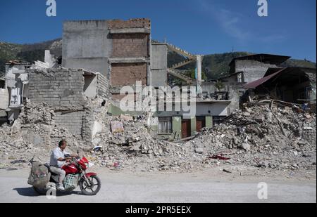 Antakya, Türkei. 26. April 2023. Ein Motorrad fährt vorbei an zerstörten Häusern in der Altstadt von Antakya. Offiziellen Zahlen zufolge wurden bei dem Beben am 6. Februar mehr als 50.000 Menschen getötet. Kredit: Boris Roessler/dpa/Alamy Live News Stockfoto