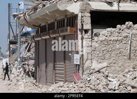Antakya, Türkei. 26. April 2023. Die Bewohner gehen vorbei an Ruinen in den Trümmern der Altstadt von Antakya. Offiziellen Zahlen zufolge wurden beim Erdbeben im Februar 6 mehr als 50.000 Menschen getötet. Kredit: Boris Roessler/dpa/Alamy Live News Stockfoto