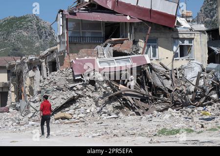 Antakya, Türkei. 26. April 2023. Trümmer von eingestürzten Häusern in der Altstadt von Antakya. Offiziellen Zahlen zufolge wurden bei dem Beben am 6. Februar mehr als 50.000 Menschen getötet. Kredit: Boris Roessler/dpa/Alamy Live News Stockfoto