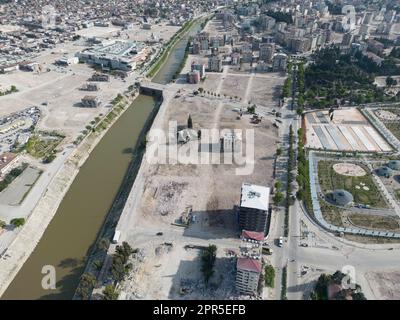 Antakya, Türkei. 26. April 2023. Das Luftfoto zeigt Bereiche im Zentrum von Antakya, die bereits von Trümmern befreit wurden. Offiziellen Zahlen zufolge wurden beim Erdbeben im Februar 6 mehr als 50.000 Menschen getötet. Kredit: Boris Roessler/dpa/Alamy Live News Stockfoto