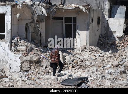 Antakya, Türkei. 26. April 2023. Trümmer von eingestürzten Häusern in der Altstadt von Antakya. Offiziellen Zahlen zufolge wurden bei dem Beben am 6. Februar mehr als 50.000 Menschen getötet. Kredit: Boris Roessler/dpa/Alamy Live News Stockfoto