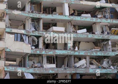 Antakya, Türkei. 26. April 2023. Die Fassade, die während des Erdbebens zusammenbrach, bietet einen Blick auf das Innere dieses Apartmentblocks. Von Antakya. Offiziellen Zahlen zufolge wurden beim Erdbeben im Februar 6 mehr als 50.000 Menschen getötet. Kredit: Boris Roessler/dpa/Alamy Live News Stockfoto