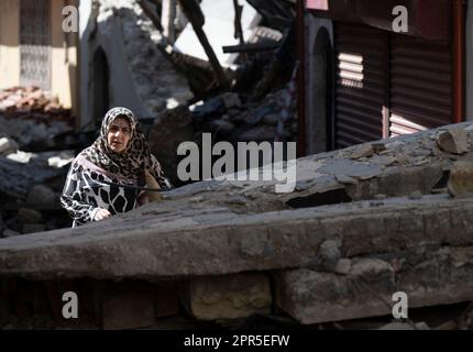 Antakya, Türkei. 26. April 2023. Eine Frau geht durch die Trümmer der Altstadt von Antakya. Offiziellen Zahlen zufolge wurden bei dem Beben am 6. Februar mehr als 50.000 Menschen getötet. Kredit: Boris Roessler/dpa/Alamy Live News Stockfoto