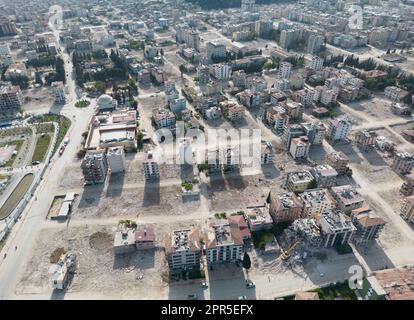 Antakya, Türkei. 26. April 2023. Das Luftfoto zeigt Bereiche im Zentrum von Antakya, die bereits von Trümmern befreit wurden. Offiziellen Zahlen zufolge wurden beim Erdbeben im Februar 6 mehr als 50.000 Menschen getötet. Kredit: Boris Roessler/dpa/Alamy Live News Stockfoto
