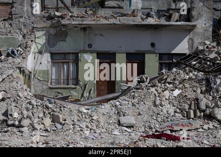 Antakya, Türkei. 26. April 2023. Ein völlig zerstörtes Haus in der Altstadt von Antakya. Offiziellen Zahlen zufolge wurden bei dem Beben am 6. Februar mehr als 50.000 Menschen getötet. Kredit: Boris Roessler/dpa/Alamy Live News Stockfoto