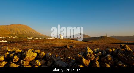 Windmühle in der Villa Verde La Oliva Fuerteventura bei Abendlicht Stockfoto