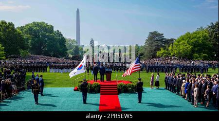 Washington, USA. 26. April 2023. Präsident Joe Biden steht mit Präsident Yoon Suk Yeol von der Republik Korea bei einer offiziellen Ankunftszeremonie auf dem südlichen Rasen des Weißen Hauses am Mittwoch, den 26. April 2023. (POOLFOTO von Doug Mills/The New York Times) Kredit: Abaca Press/Alamy Live News Stockfoto