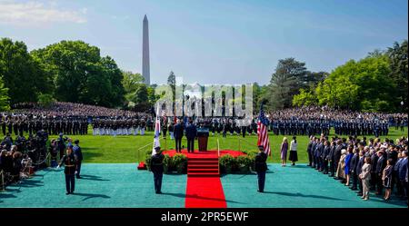 Washington, USA. 26. April 2023. Präsident Joe Biden steht mit Präsident Yoon Suk Yeol von der Republik Korea bei einer offiziellen Ankunftszeremonie auf dem südlichen Rasen des Weißen Hauses am Mittwoch, den 26. April 2023. (POOLFOTO von Doug Mills/The New York Times) Kredit: Abaca Press/Alamy Live News Stockfoto