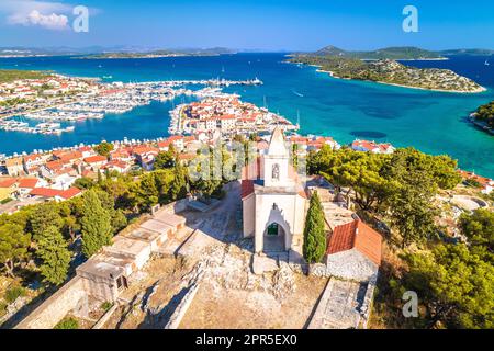 Dalmatinische Stadt Tribunj Kirche auf einem Hügel und erstaunliche türkis Archipel Luftaufnahme, Dalmatien Region von Kroatien Stockfoto