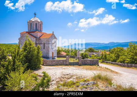 Fluss Cetina Quelle orthodoxe Kirche Blick, dalmatinische Zagora Region von Kroatien Stockfoto