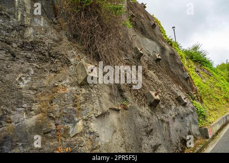 Felsanker und Anker zum Schutz der Hänge vor Zerstörung. Schutz des felsigen Gefälles vor dem Einsturz durch verstärkte Betonanker Stockfoto