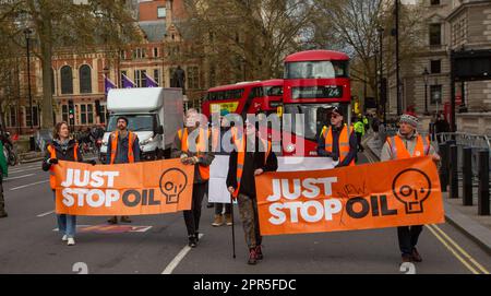 London, England, Großbritannien. 26. April 2023. Just Stop Oil Demonstranten werden gesehen, wie sie den Verkehr auf dem Parliament Square blockieren. (Kreditbild: © Tayfun Salci/ZUMA Press Wire) NUR REDAKTIONELLE VERWENDUNG! Nicht für den kommerziellen GEBRAUCH! Stockfoto