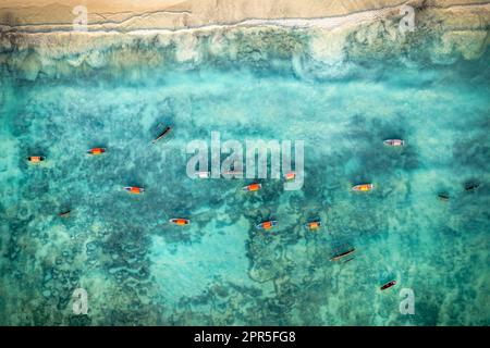 Luftaufnahme von Booten im kristallklaren Wasser des Indischen Ozeans in der Nähe eines idyllischen Strandes, Sansibar, Tansania Stockfoto