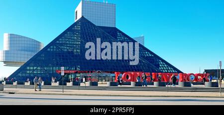 Besucher auf dem hauptplatz des I.M. Die Rock and Roll Hall of Fame and Museum wurde am 11. Februar 2023 von Pei in Cleveland, Ohio, USA, entworfen. Stockfoto