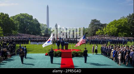 Washington, Usa. 26. April 2023. Präsident Joe Biden steht mit Präsident Yoon Suk Yeol von der Republik Korea bei einer offiziellen Ankunftszeremonie auf dem südlichen Rasen des Weißen Hauses am Mittwoch, den 26. April 2023 zusammen. Poolfoto von Doug Mills/UPI Credit: UPI/Alamy Live News Stockfoto