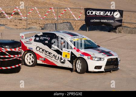 Tony Clements fährt den 0-Sicherheitswagen, Kurswagen testet die Bühne bei der Corbeau Seats Rallye am Meer in Clacton on Sea, Essex, Großbritannien. Stockfoto