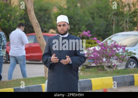 Kairo, Ägypten, April 21 2023: Ein Moschee-Prediger Imam führt Eid Al Fetr Khutbah (Predigt) in einem Freiluftsplatz nahe der Moschee aus, islamische Frühstücks-Feas Stockfoto