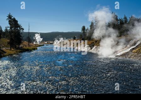 Verschiedene thermische Aktivitäten am Firehole River im Midway Geyser Basin des Yellowstone-Nationalparks Stockfoto