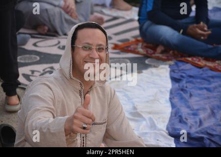 Kairo, Ägypten, April 21 2023: Ein Moschee-Prediger Imam führt Eid Al Fetr Khutbah (Predigt) in einem Freiluftsplatz nahe der Moschee aus, islamische Frühstücks-Feas Stockfoto