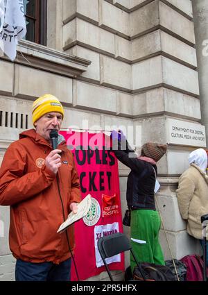 London, Großbritannien. 21. April 2023. James Brown (im Bild), der blinde Paralympische Goldmedaillengewinner, wurde im Wandsworth-Gefängnis vier Monate lang eingesperrt, weil er im Oktober 2019 auf ein Flugzeug am Flughafen London City geklettert war, um auf den Klimawandel aufmerksam zu machen. Eine Reihe von Sportleuten des Team GB, darunter James Brown, fand heute in Westminster in einem Volksstreik bei einem Weltmeister für Erdprotest statt. Dies war Teil der riesigen Aussterblichkeitsrebellion, vereint, um zu überleben, der Großen über die Klimakrise und keine neuen fossilen Brennstoffe. Kredit: Maureen McLean/Alamy Stockfoto