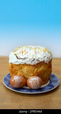 Traditionelle ukrainische Ostergerichte, Pysanky-Eier und Paska, Eisobstbrot. Auch Kulich in russischer Tradition. Stockfoto