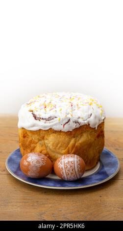 Traditionelle ukrainische Ostergerichte, Pysanky-Eier und Paska, Eisobstbrot. Auch Kulich in russischer Tradition. Stockfoto