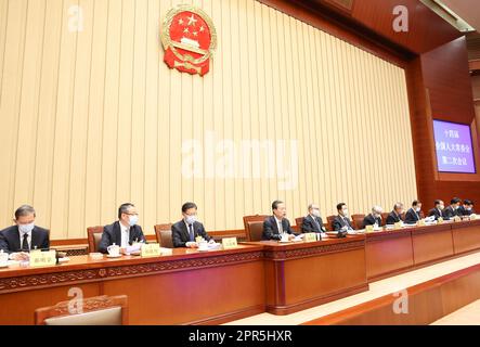 Peking, China. 26. April 2023. Zhao Leji, Vorsitzender des Ständigen Ausschusses des Nationalen Volkskongresses (NPC), leitet die Abschlusssitzung der zweiten Sitzung des 14. NPC Ständigen Ausschusses in Peking, Hauptstadt Chinas, am 26. April 2023. Kredit: Pang Xinglei/Xinhua/Alamy Live News Stockfoto