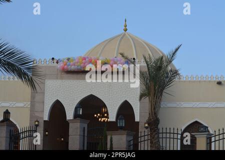 Kairo, Ägypten, April 21 2023: Ballons für Kinder und Kinder nach dem islamischen Eid El Fetr Frühstück nach dem Ramadan Festmahl werfen, festlich und feierlich Stockfoto